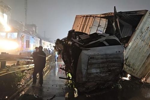 Hiện trường vụ xe tải bị tàu hỏa 'vò nát', 2 người thương vong
