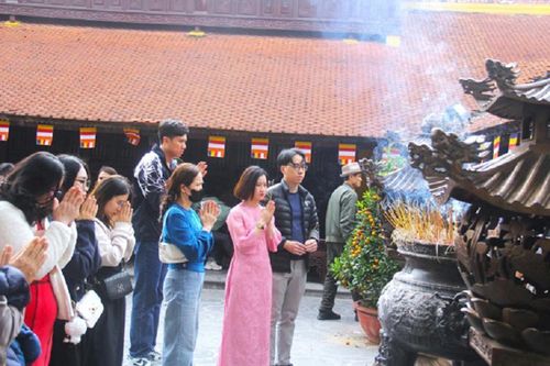 Đi chùa đầu năm