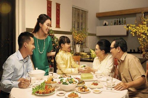 Mâm cơm gia đình - thiết chế cảm xúc của xã hội Việt Nam