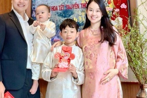 Hot girl Nhật ký Vàng Anh bế bầu lần 3 đi chơi Tết với chồng công an, quý tử 10 tuổi ra dáng soái ca