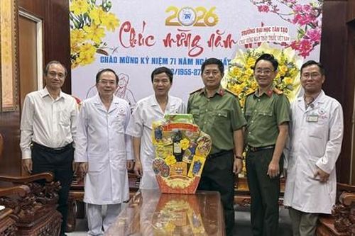 Ban Chuyên đề Công an TPHCM thăm, chúc mừng các đơn vị Y tế nhân ngày Thầy thuốc Việt Nam