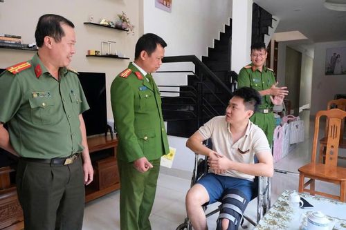 Thăm hỏi cán bộ công an bị thương khi trấn áp đối tượng gây rối manh động, côn đồ