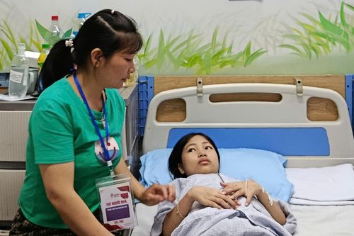 Chồng mất, con trai qua đời, mẹ bất lực nhìn con gái nguy kịch vì không có tiền