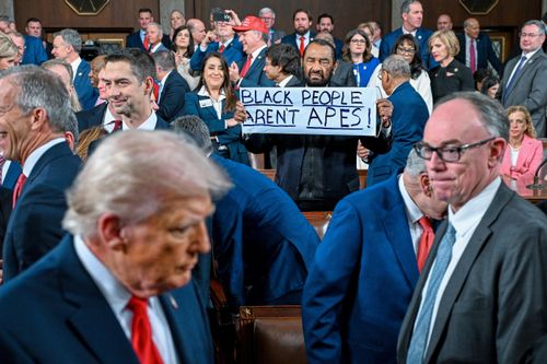 Giơ biển phản đối giữa bài phát biểu ông Trump, Hạ nghị sĩ bị đuổi ra ngoài