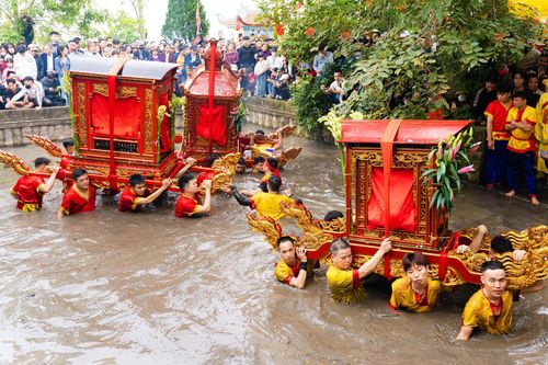 Độc đáo màn rước kiệu vượt sông, quay dưới giếng ở Hưng Yên