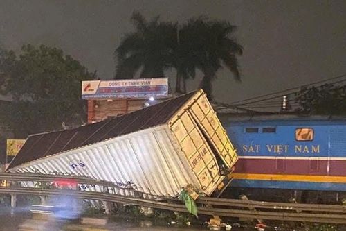 Cố vượt qua đường ngang, ô tô tải bị tàu hỏa tông bẹp rúm ở Hà Nội