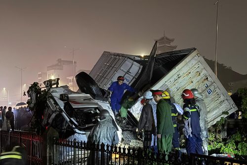 Hiện trường vụ tàu hỏa húc văng ô tô tải ở Hà Nội