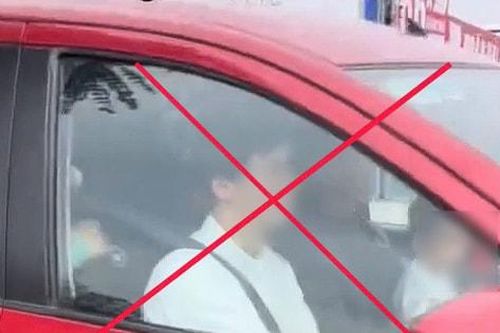 Hà Nội: Xử lý tài xế cho trẻ em ngồi cùng hàng ghế lái xe