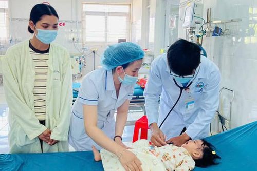 Bé 8 tháng tuổi nguy kịch vì hóc hạt hướng dương, bác sĩ cảnh báo tai nạn dị vật dịp Tết