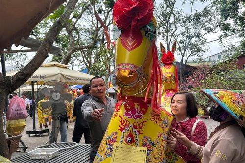 Chi nửa triệu đồng mua ngựa giấy đốt cầu may tại Đền Chợ Củi