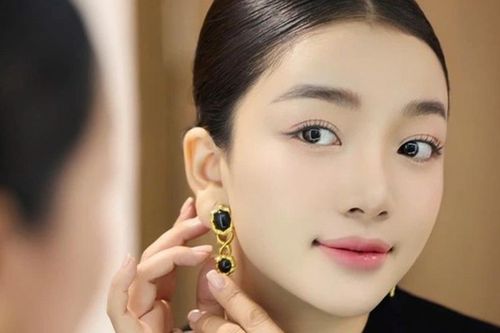 'Họa mi bán cổ điển' Phạm Thu Hà trình diễn trên sàn catwalk tại Nga