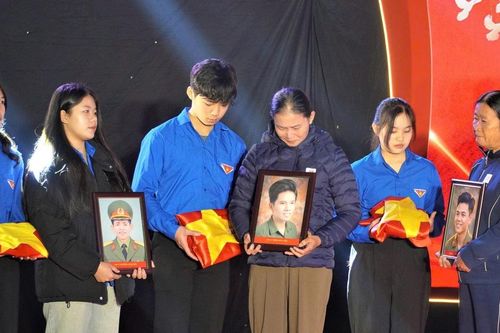 Xúc động khoảnh khắc 'đoàn viên' của gia đình liệt sĩ