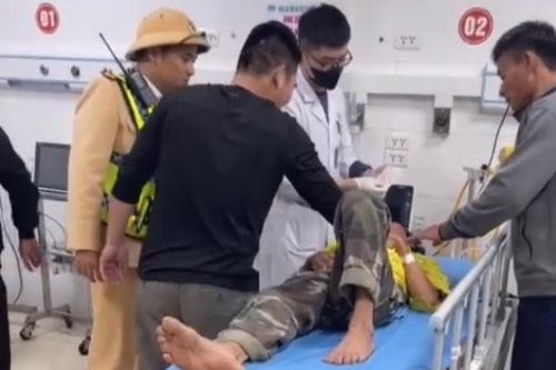 Dùng xe chuyên dụng dẫn đường, CSGT giúp người bệnh vượt cửa tử