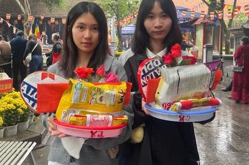 Mùng 9 Tết: Nam thanh nữ tú tấp nập đến chùa Hà cầu may