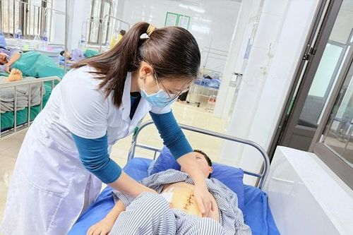 Bất ngờ, cô gái 26 tuổi nuốt 3 que tăm trong cỗ cưới