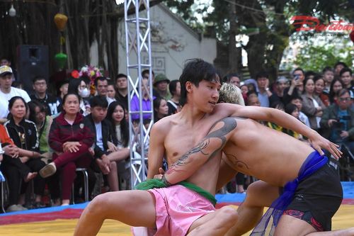 Gay cấn sới vật ở hội làng Triều Khúc