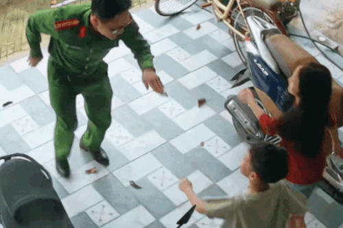Điệu nhảy 'hội ngộ' của 3 bố con gây sốt mạng xã hội