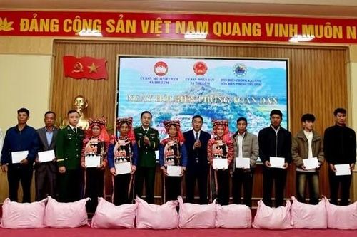 Ấm áp tình quân dân nơi biên giới Thu Lũm