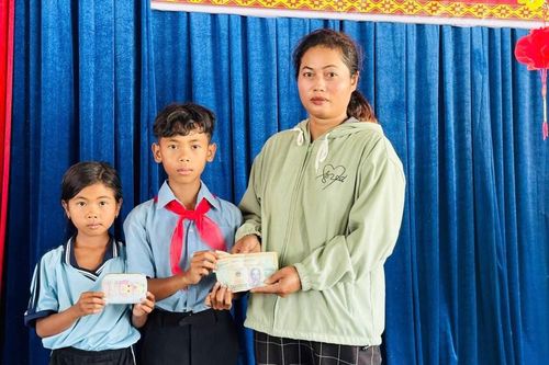 Nhặt được hơn 9 triệu đồng, 2 học sinh ở Gia Lai trả lại người đánh rơi