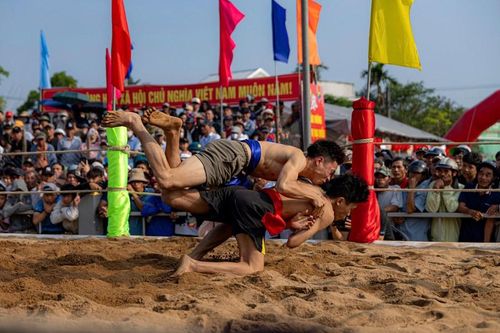 Nô nức trẩy hội vật truyền thống hơn 400 năm ở làng Sình xứ Huế