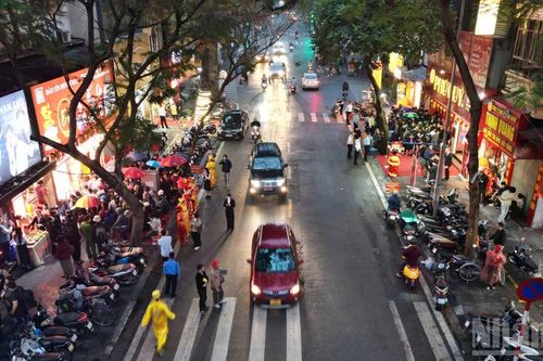 Tỉnh táo trước tâm lý đám đông