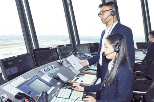 Những người 'lái phi công' trên sân bay Nội Bài