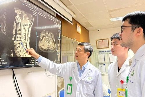 Người bệnh từ Anh trở về Việt Nam điều trị thành công hẹp ống sống cổ nặng