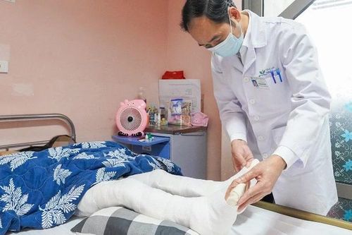 Bé gái 8 tuổi mắc ung thư sụn đã được tái tạo thành công mắt cá ngoài và khớp cổ chân