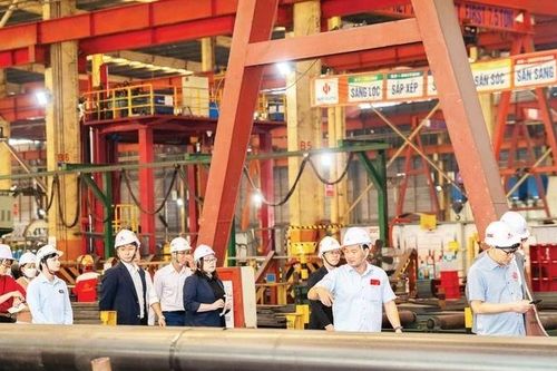 Tăng tốc sản xuất ngay từ ngày đầu trở lại làm việc