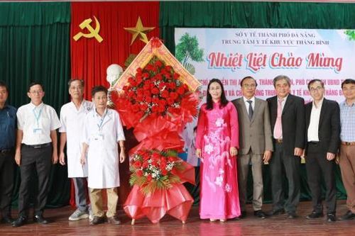 Lãnh đạo thành phố Đà Nẵng thăm, chúc mừng Trung tâm Y tế khu vực Thăng Bình