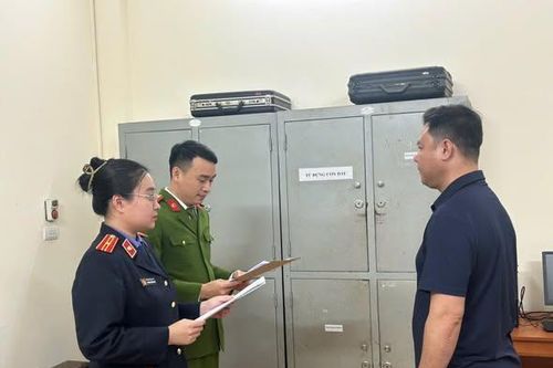 Khởi tố người đàn ông 'nhà có nhiều ô-tô' ở Hà Tĩnh sau khi khóa đầu, khóa đuôi xe người khác