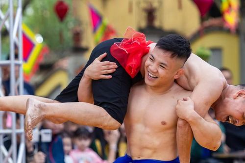 Dàn võ sĩ MMA đình đám đọ sức trên sới vật hội làng Triều Khúc