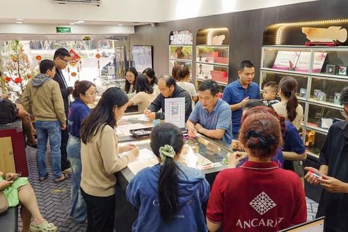 Ngày vía Thần Tài: Người dân xếp hàng mua vàng, giá vàng giảm còn bạc tăng mạnh