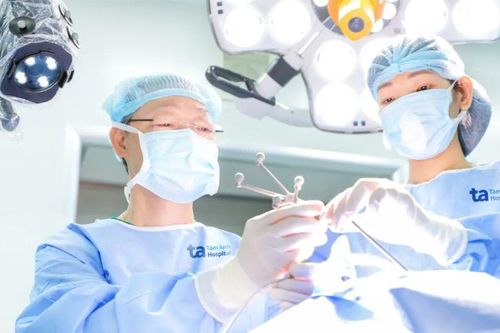 Việt Nam có kỷ lục châu Á về phẫu thuật u não, đột quỵ bằng Robot AI