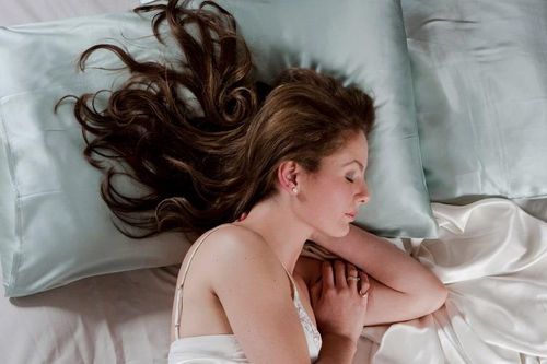 6 việc nên làm trước khi ngủ để sáng dậy tóc vẫn mềm mượt