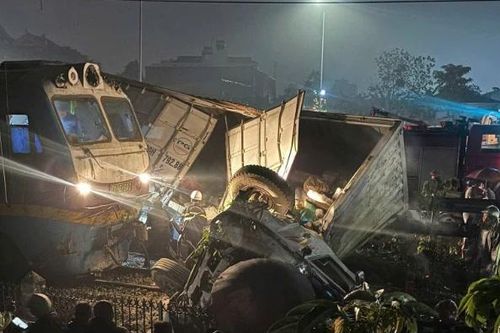 Khẩn trương điều tra vụ tàu hỏa va chạm ô tô tải khiến 2 người thương vong