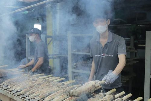 'Phố cá lóc nướng' vía Thần tài nhộn nhịp bất chấp giá... 'chóng mặt'