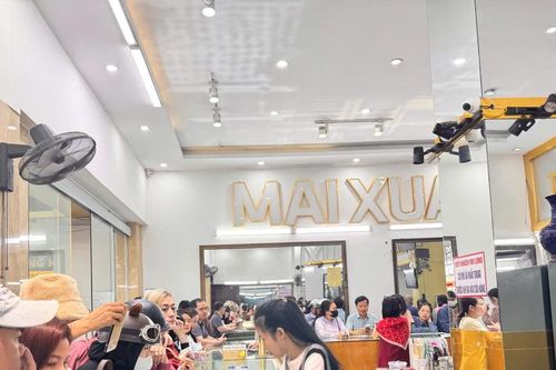Chen chân mua vàng lấy vía, phố vàng Hà Tĩnh nhộn nhịp ngày Thần Tài