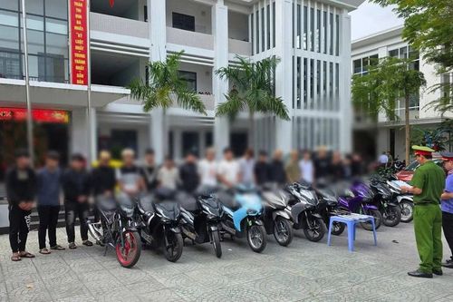 Khởi tố nhóm thanh thiếu niên mang dao 'diễu hành' đêm mùng 1 Tết