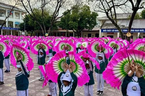 Đưa nghệ thuật xòe Thái vào trường học: Trao truyền di sản từ vòng tay học trò