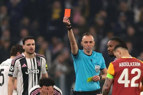 Tấm thẻ đỏ hiếm thấy khiến Juventus bị loại điên rồ ở Champions League