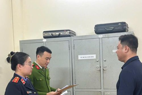 Khởi tố người đàn ông dùng xe ô tô 'chặn đường' ở Hà Tĩnh