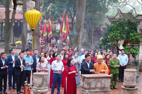 Dâng hương khai hội mùa xuân Côn Sơn - Kiếp Bạc