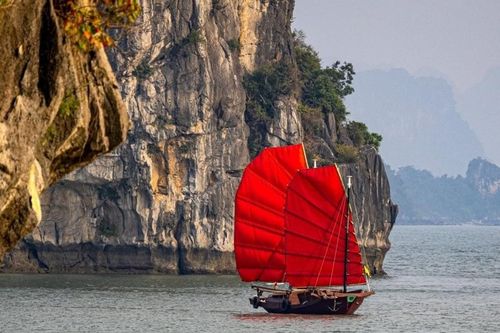 Du khách tiếc nuối khi thuyền buồm đỏ ba vách ở Hạ Long tạm dừng hoạt động