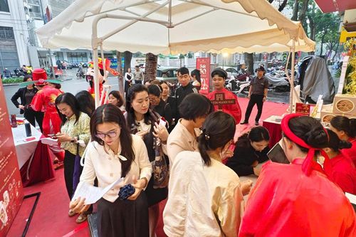 Người dân Thủ đô 'đội mưa' xếp hàng từ sáng sớm mua vàng ngày vía Thần Tài