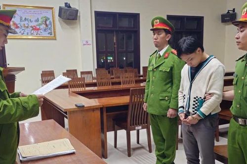Tạm giữ hình sự nam thanh niên lái ô tô tông vào nhóm người ở cây xăng