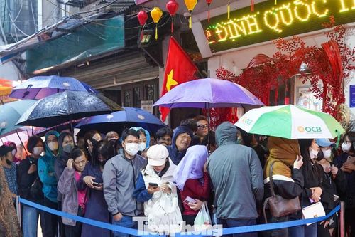Hà Nội mưa tầm tã cũng không ngăn nổi dòng người đi mua vàng Vía Thần tài