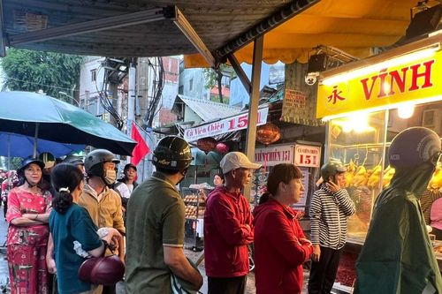 Rồng rắn đội mưa chờ mua heo quay cúng Thần tài
