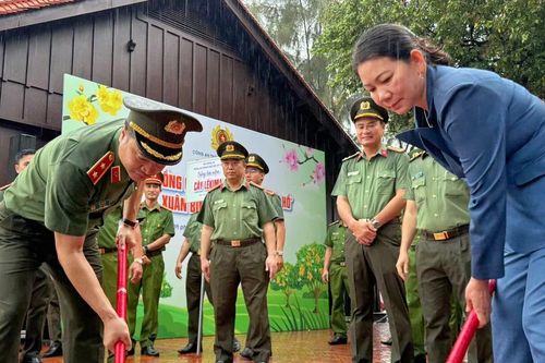 Công an TPHCM hưởng ứng 'Tết trồng cây'