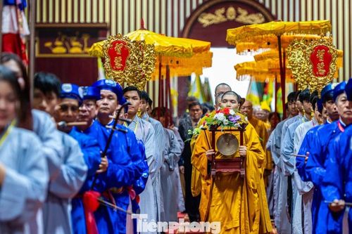 Hàng nghìn người khai hội Yên Tử 2026